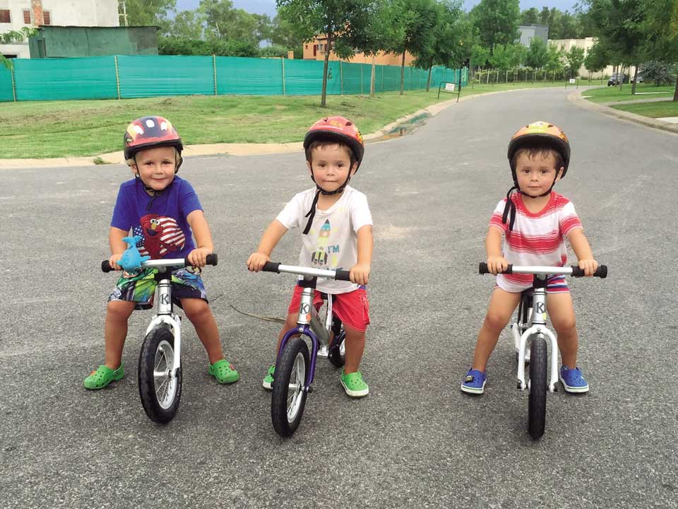 Feliz Familia De Cuatro Adultos Con Bicicletas Eléctricas En La