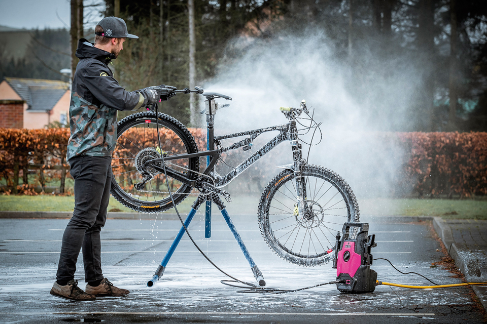 Kits Ultimate y Pressure Washer de Muc-off para la limpieza de tu bicicleta  